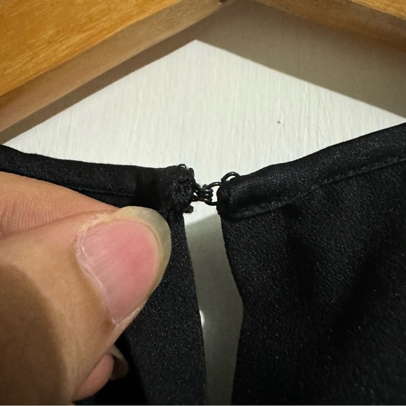 Laundry by Shelli Segal Black Cold Shoulder Keyhole Peplum Top - Picture 7 of 9